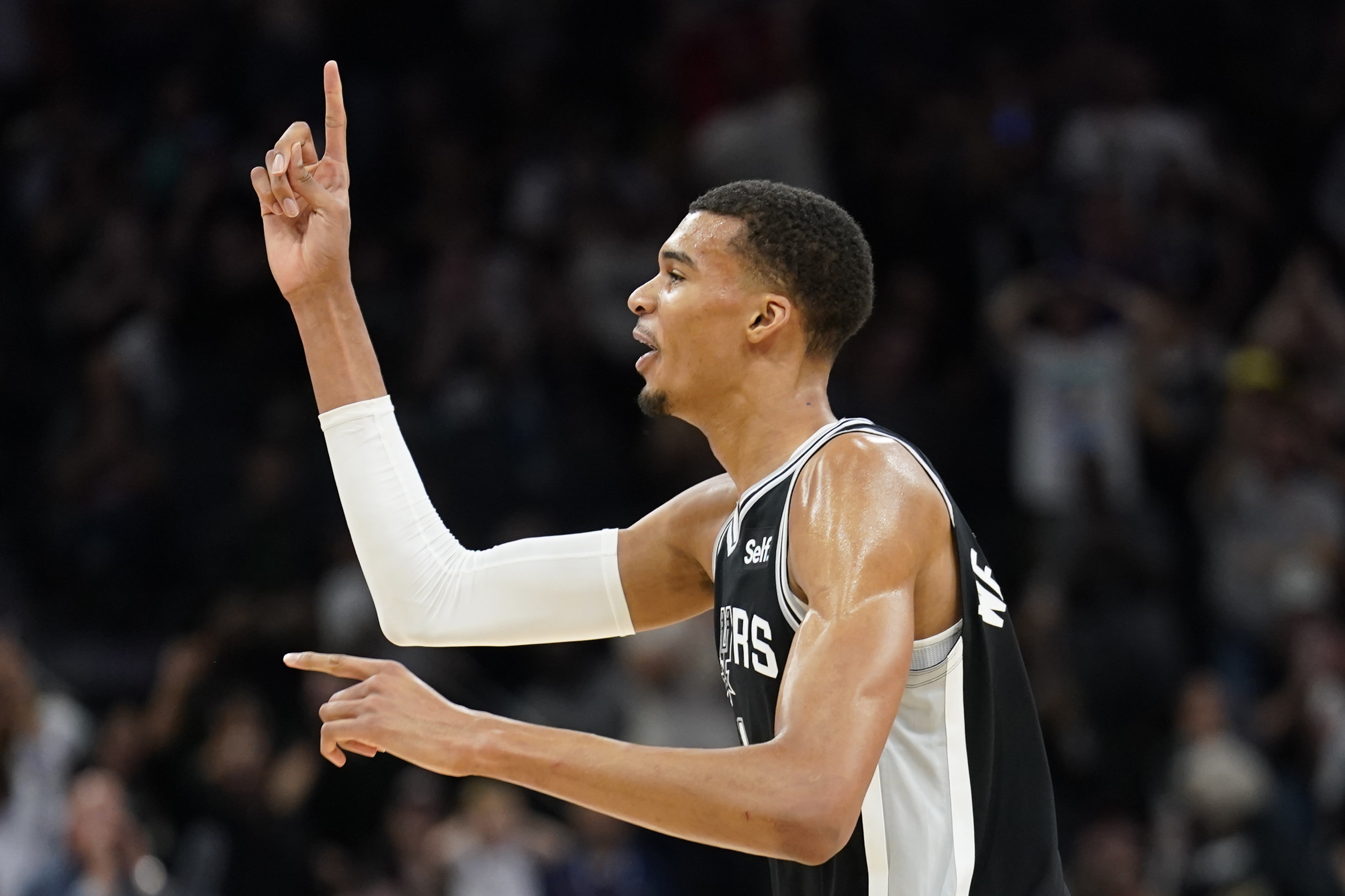 包含西亚卡姆在老鹰比赛中赛况扑朔迷离，逆转引发热议！的词条-开云入口平台